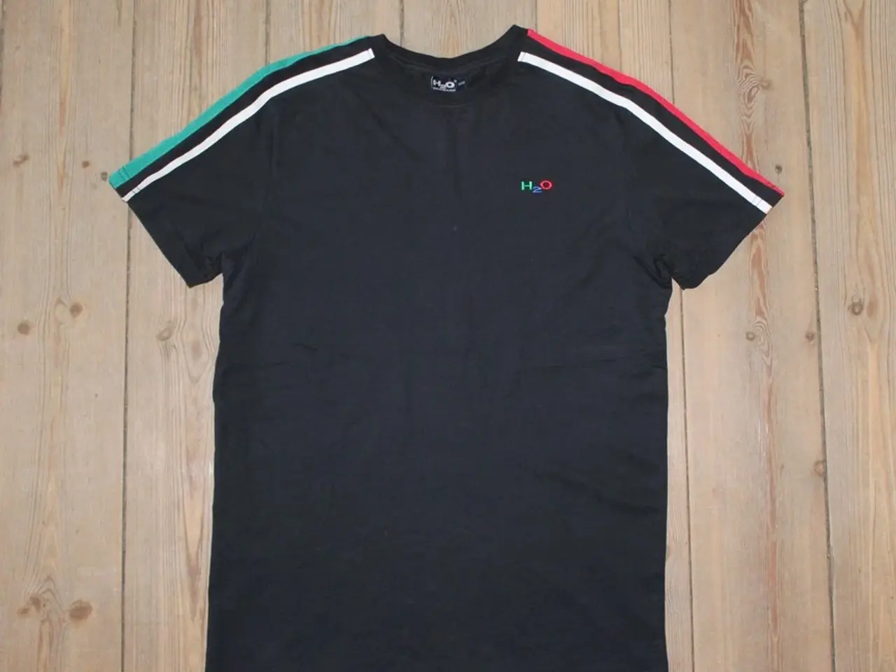 Billede 1 - Fin t-shirt fra H2O i str XXS