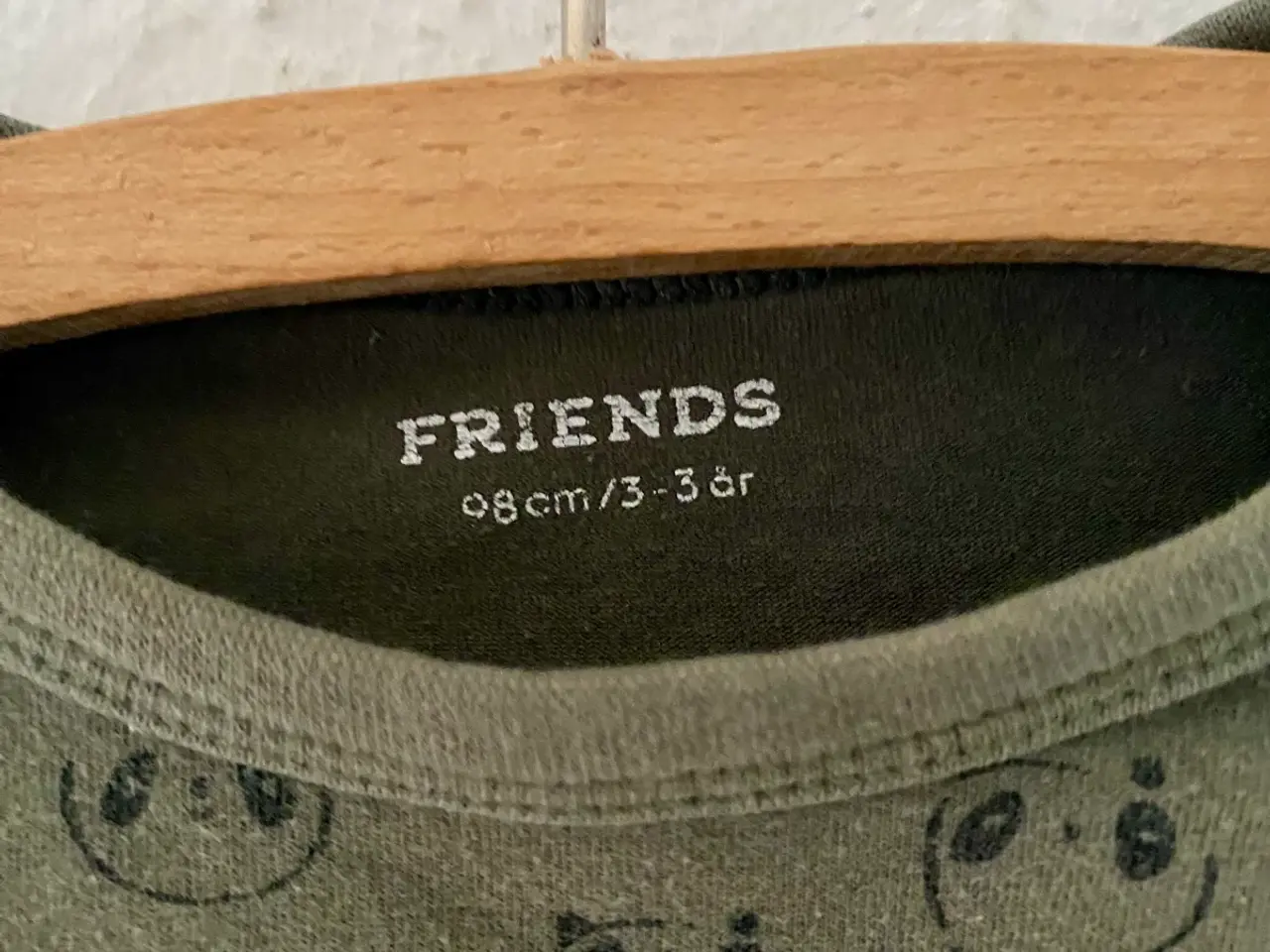 Billede 3 - Friends langærmet body 98