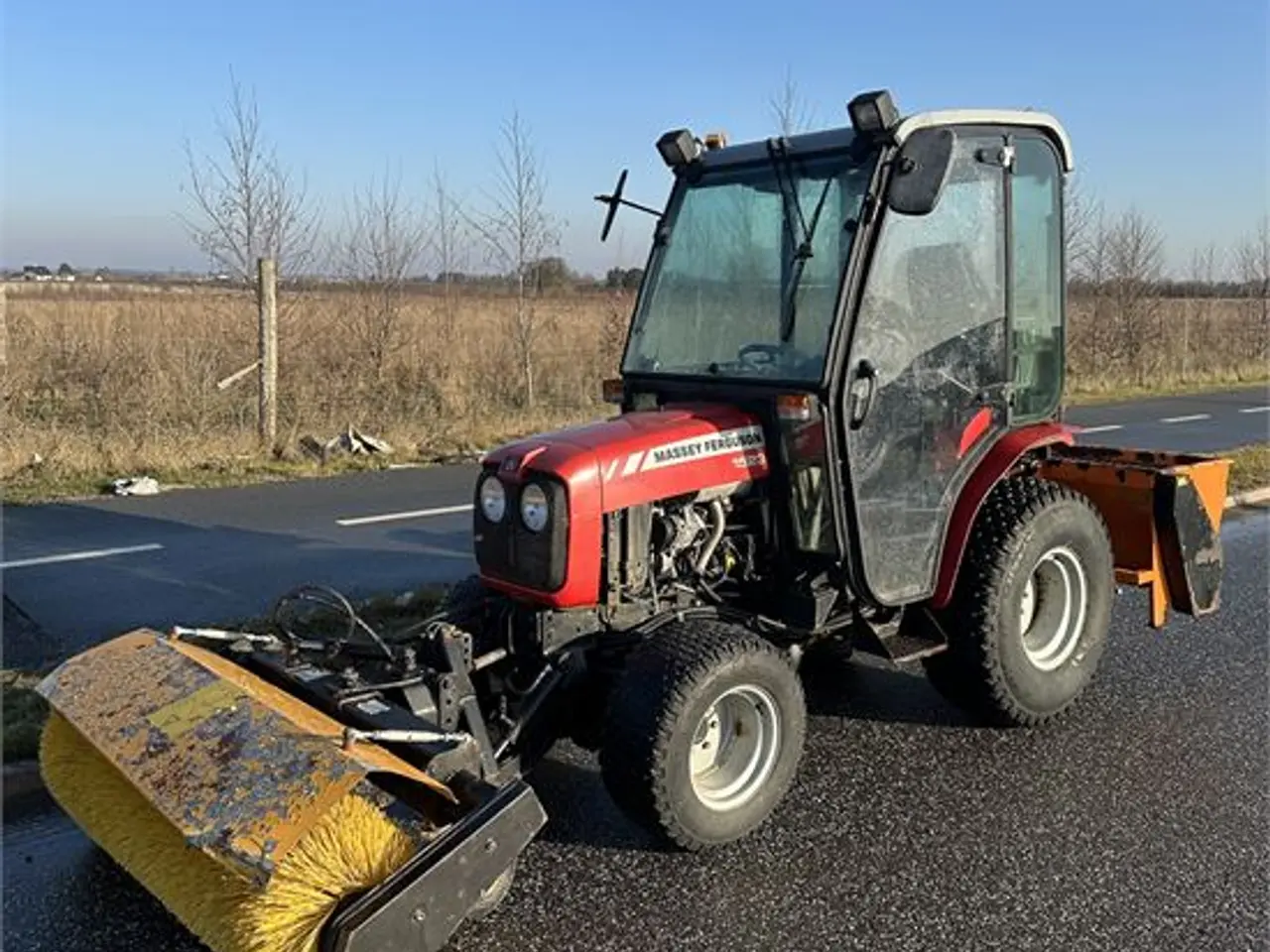 Billede 3 - Massey Ferguson 1523 -Only 375 hours With broom and salt spreder