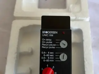 Brodersen UNIC XM Timer relæ 12-240V AC/DC Multi