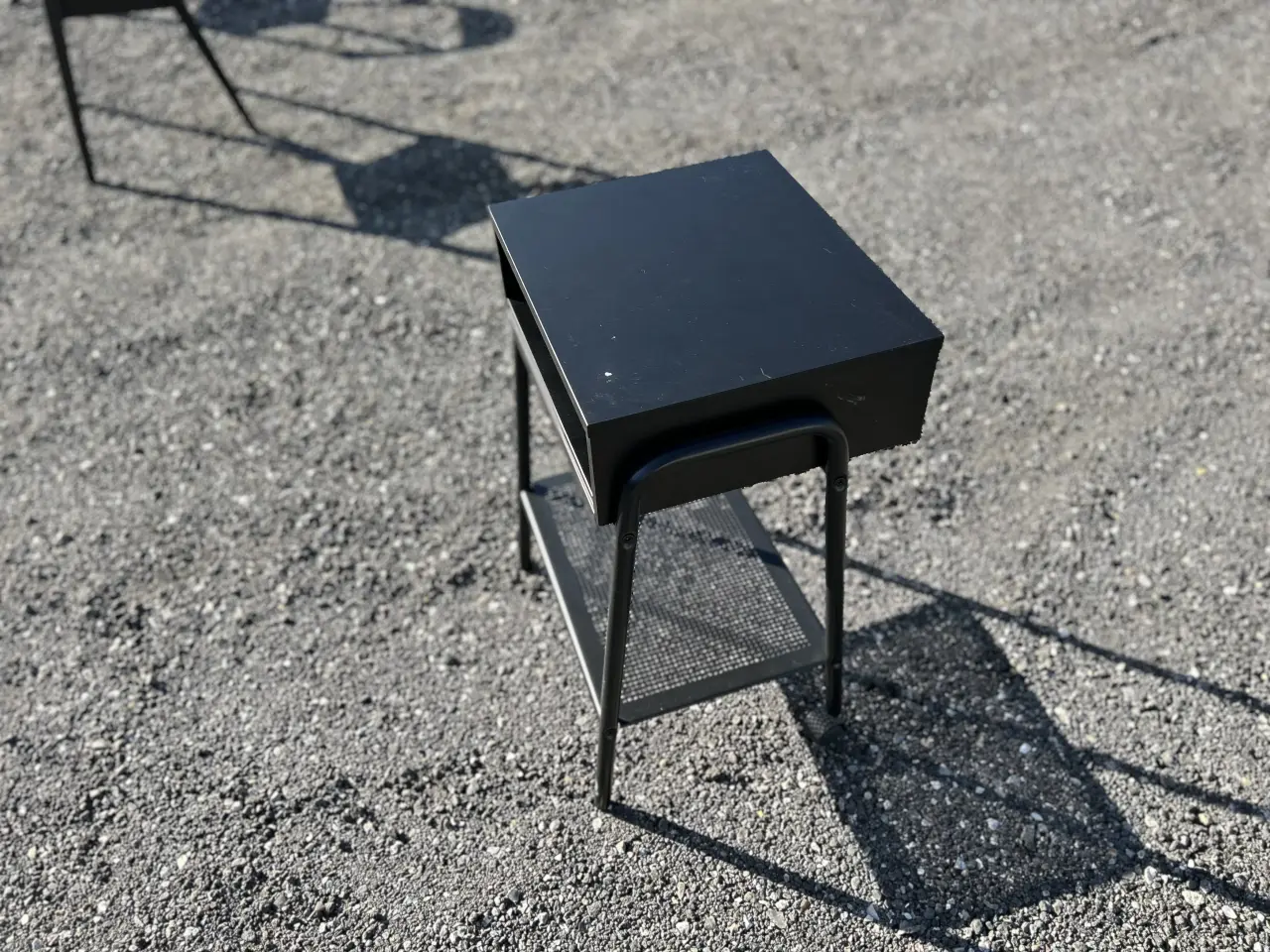 Billede 2 - Sort natbord i metal