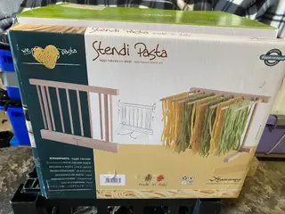 Pasta maskine med pasta-tørrestativ i træ.