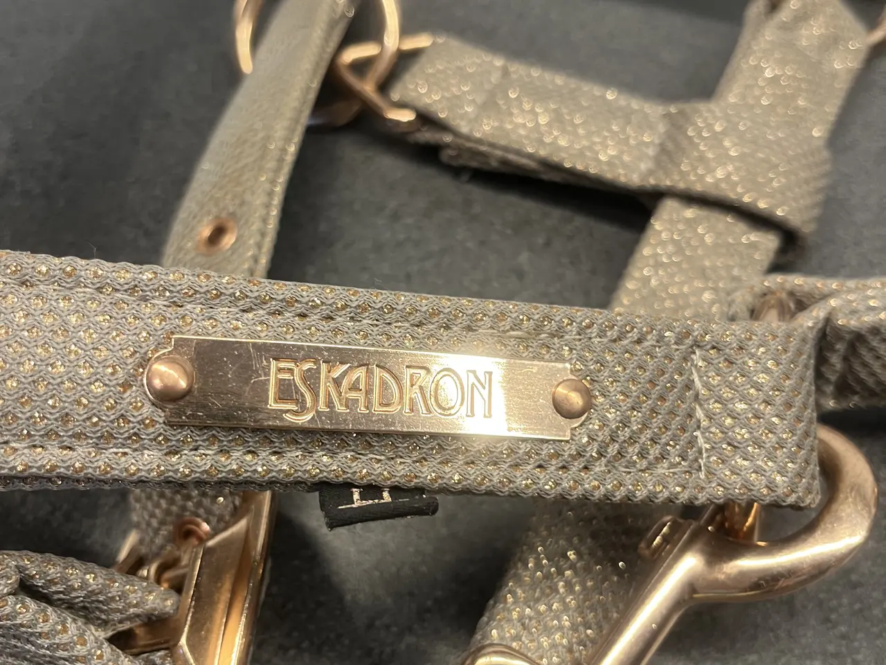 Billede 9 - To Eskadron grimer i beige – én med glitterdetalje