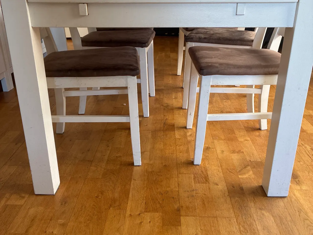 Billede 2 - Hvidmalet spisebord med 6 stole