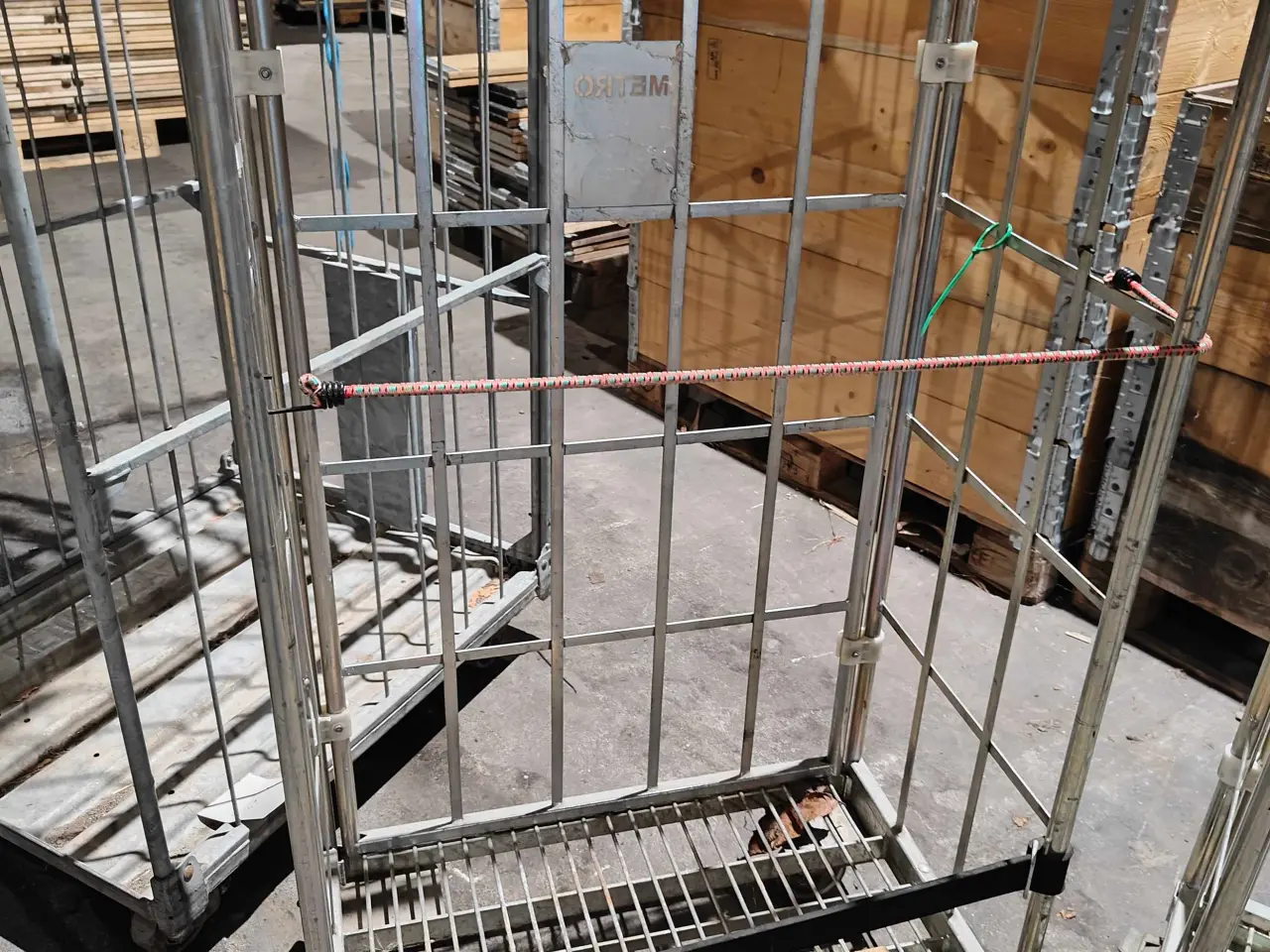 Billede 5 - Rullebur og reoler. 