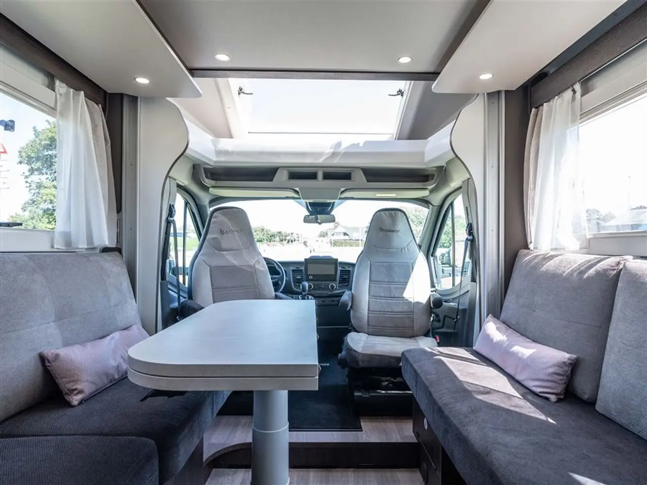 Billede 14 - 2022 - Benimar Tessoro 488 NK Rummelig camper med face-to-face siddegruppe
