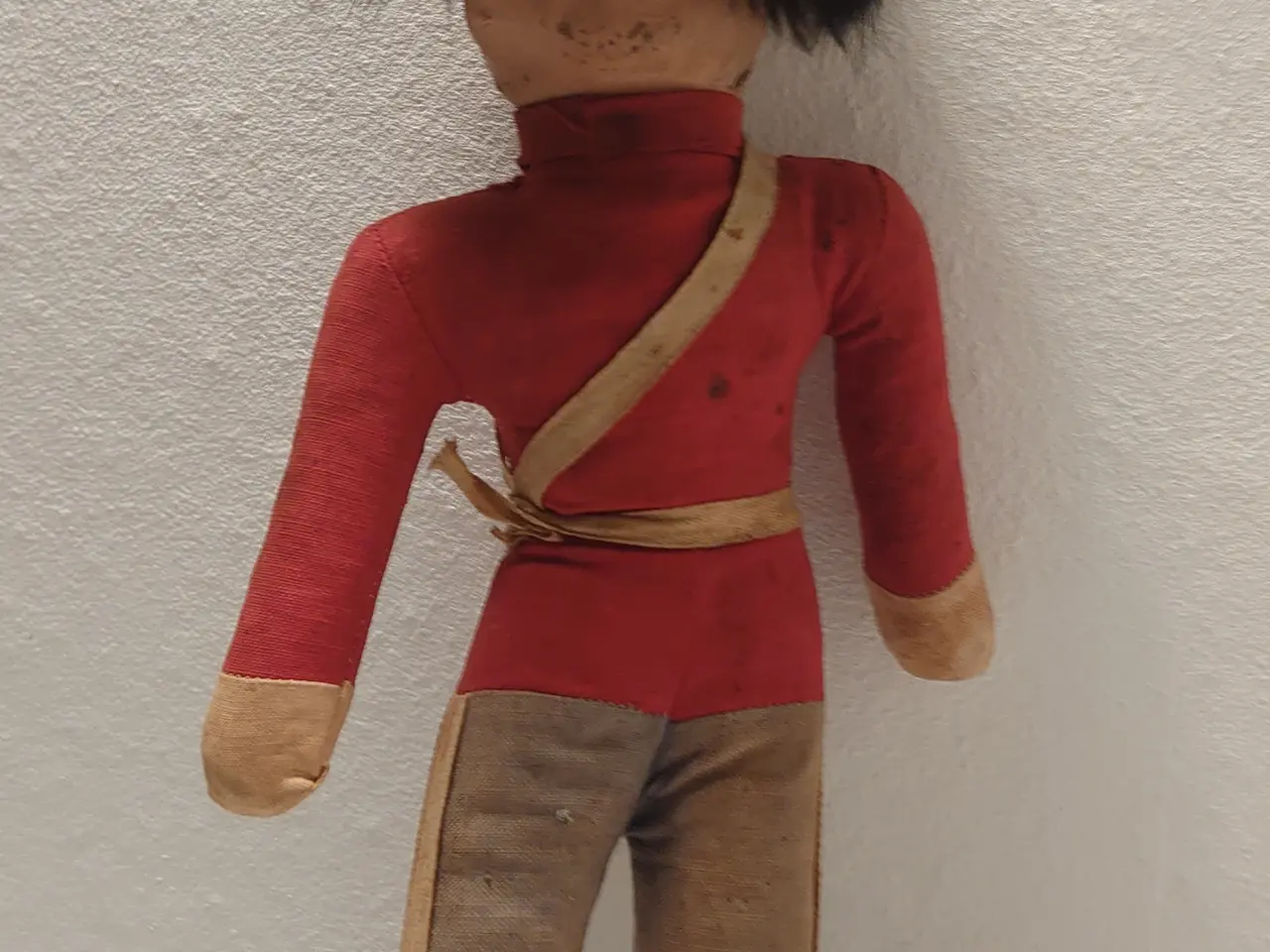 Billede 2 - gammel garder med stofkrop og papmachè hovede.