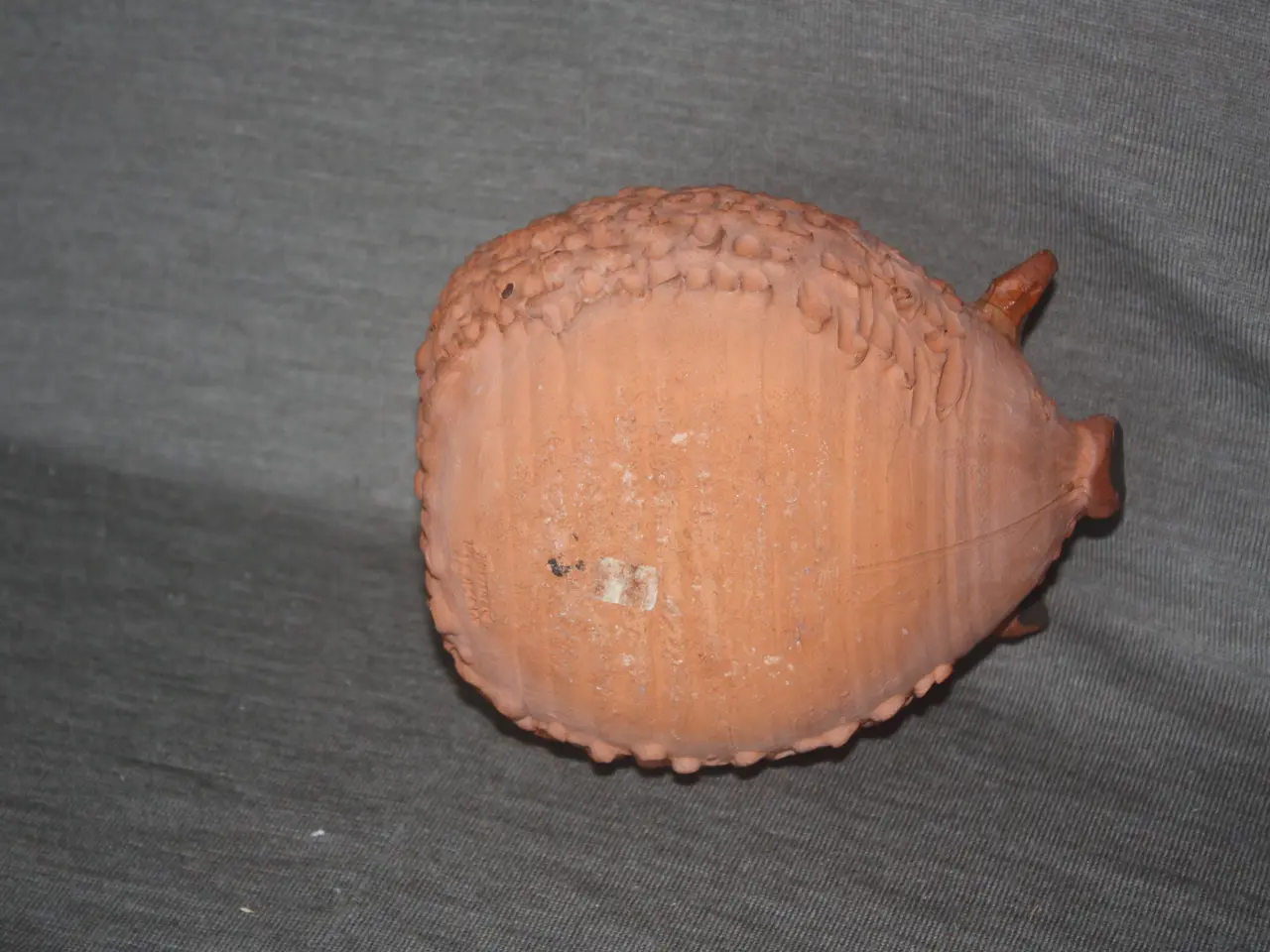 Billede 4 - Keramisk figur af Karen Boel med limet øre
