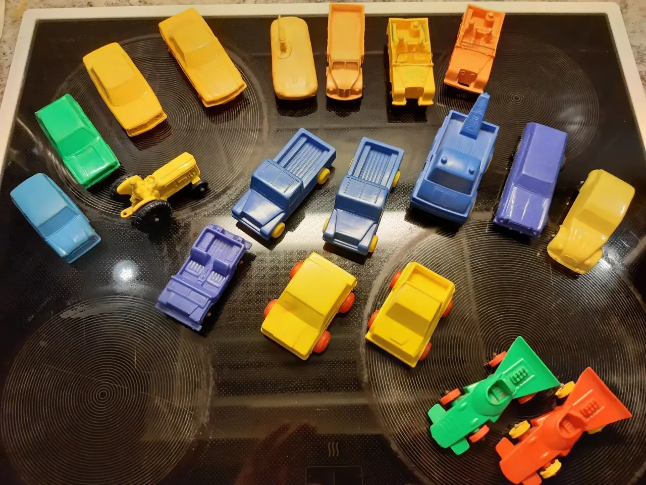 Billede 2 - Gamle plastik biler.