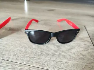 Børne solbrille sort med røde stænger no 2
