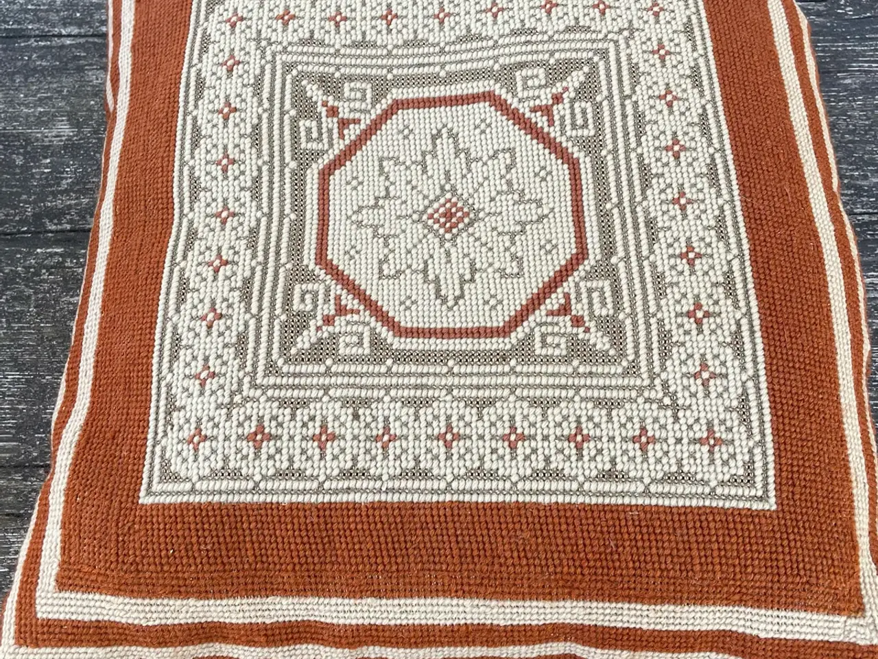 Billede 1 - Retro pude broderet i stramaj.
