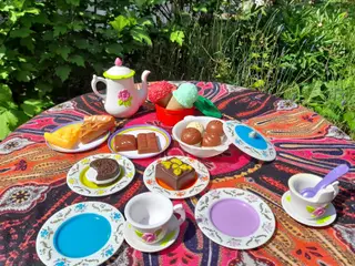 Legemad kaffe/te & kagebord.
