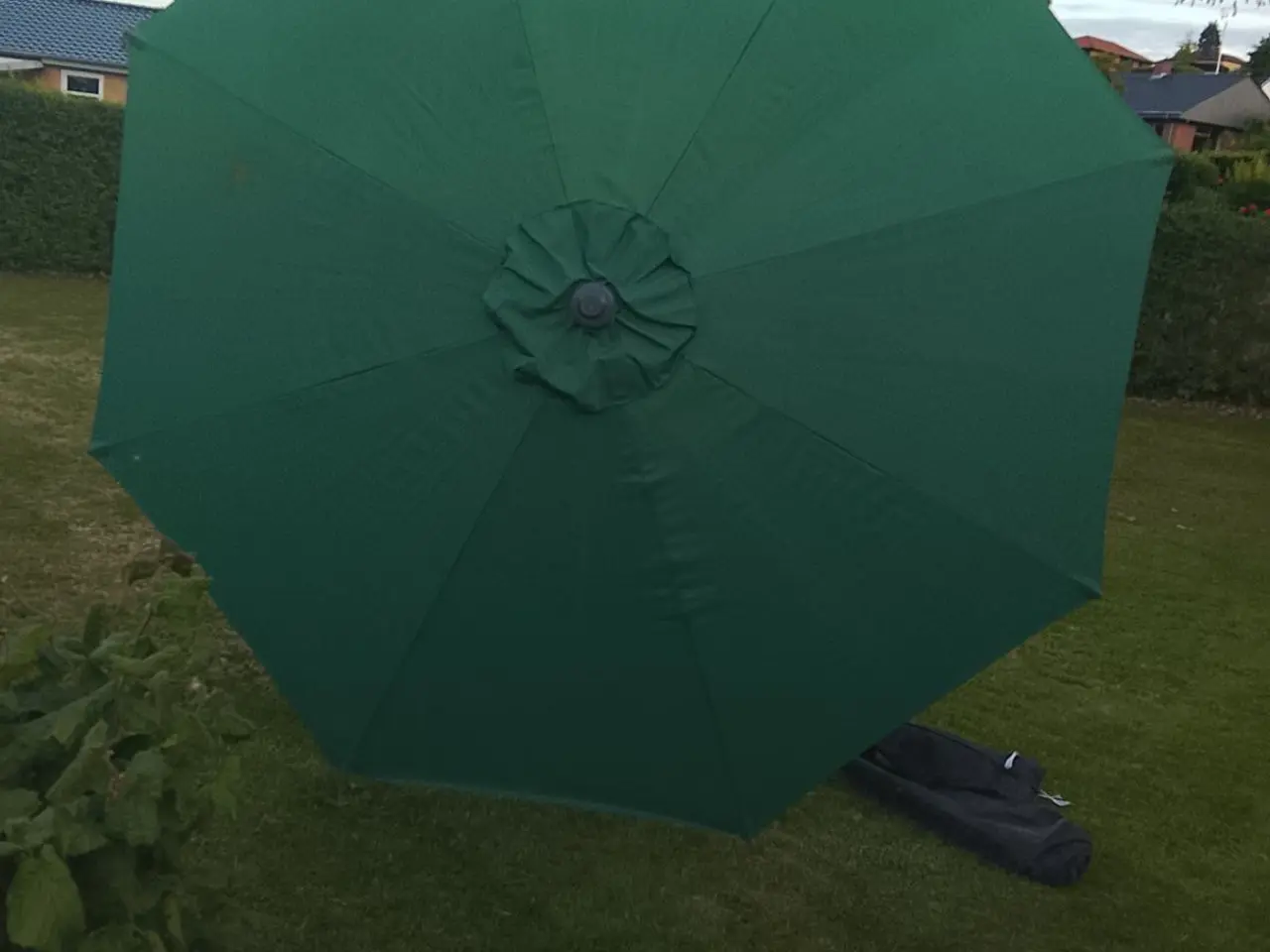 Billede 8 - Jeg sælger en parasol, som er virkelig stor og næs