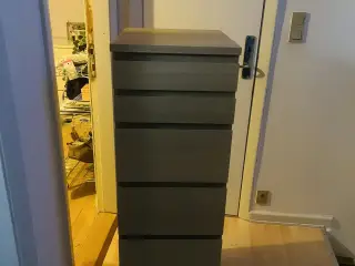 Reol med spejl