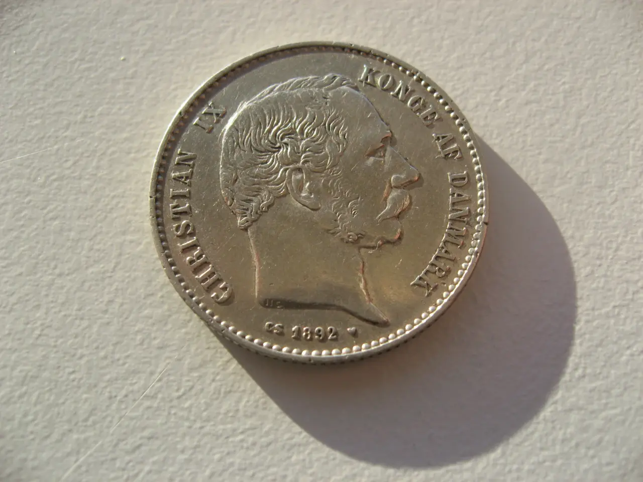Billede 1 - Flot delfin sølv 1 kr 1892, bedre årstal.