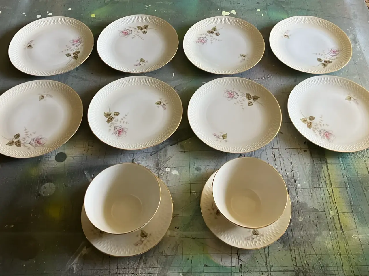Billede 4 - Blomstret porcelænsstel med tallerkener, kopper og