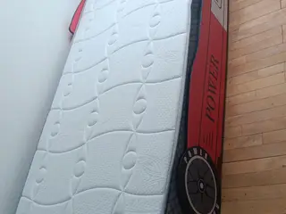 Super fed rød racerbil's seng 