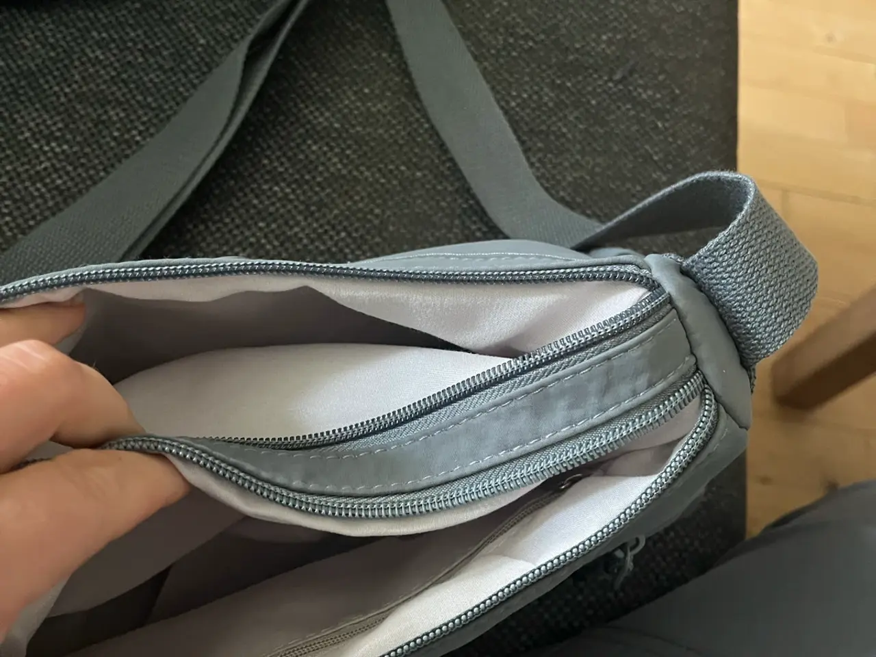 Billede 8 - Lille grå cross body taske