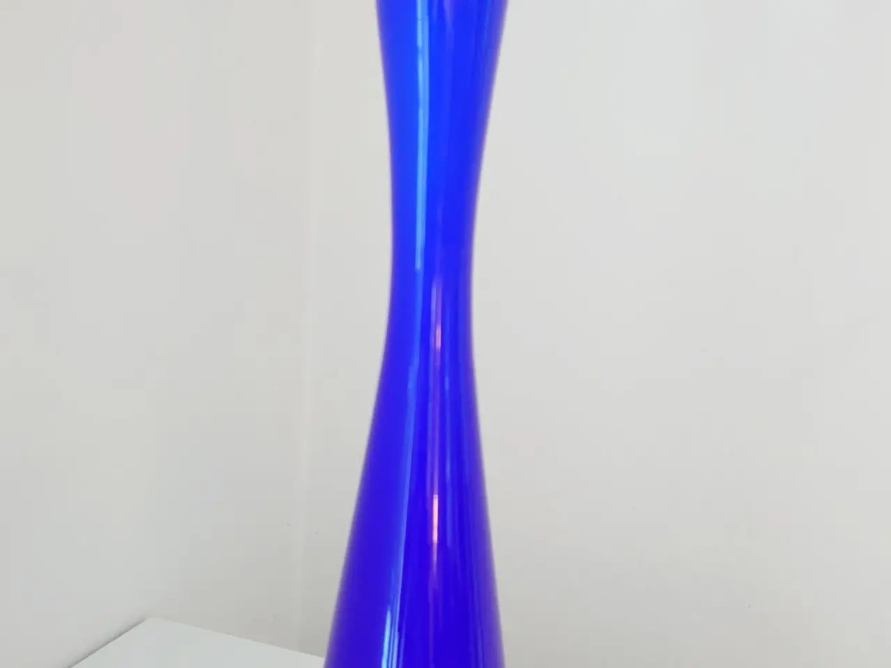 Billede 1 - Høj cobaltblå/hvid designvase af Gunnar Ander.