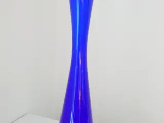 Høj cobaltblå/hvid designvase af Gunnar Ander.
