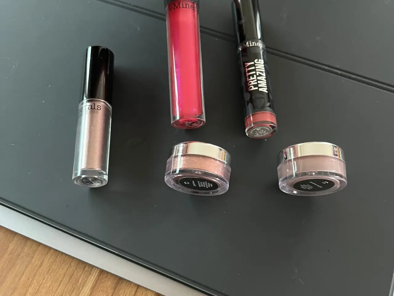 Billede 1 - Lækre nye Bare Minerals lipgloss og øjenskygger
