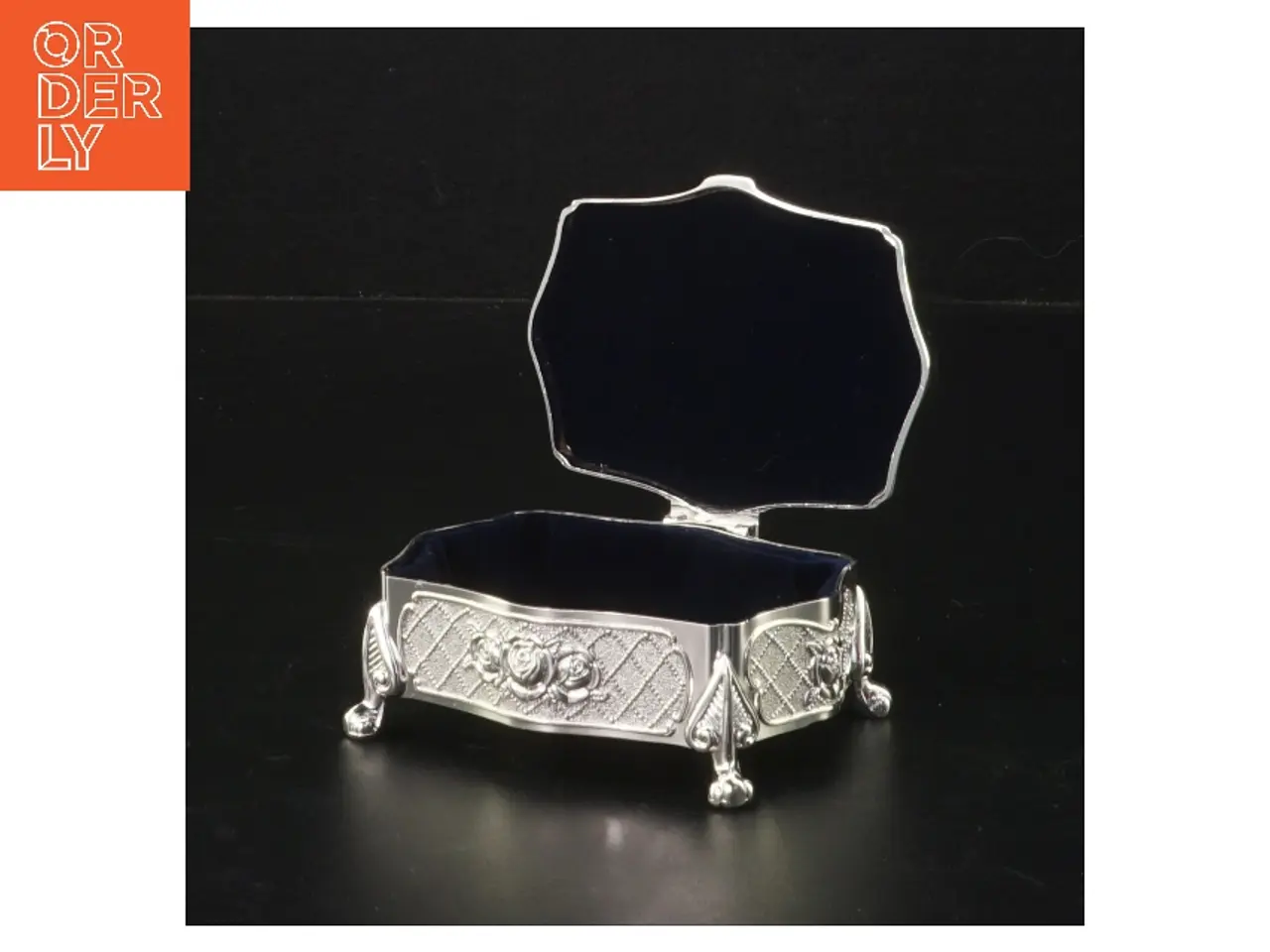 Billede 1 - Lille “sølv” skrin med foer af velour (str. 9 x. 6 cm)