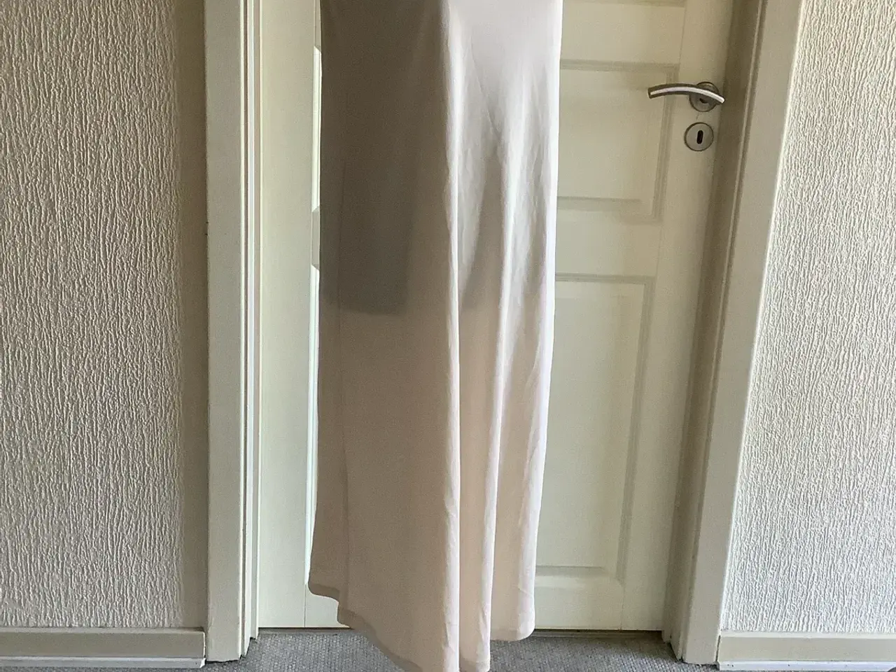 Billede 2 - Helt ny Zara let og luftig beige sommerkjole str.M