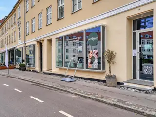 Skønhedsklinik eller butik med stor synlighed på Lyngby Torv