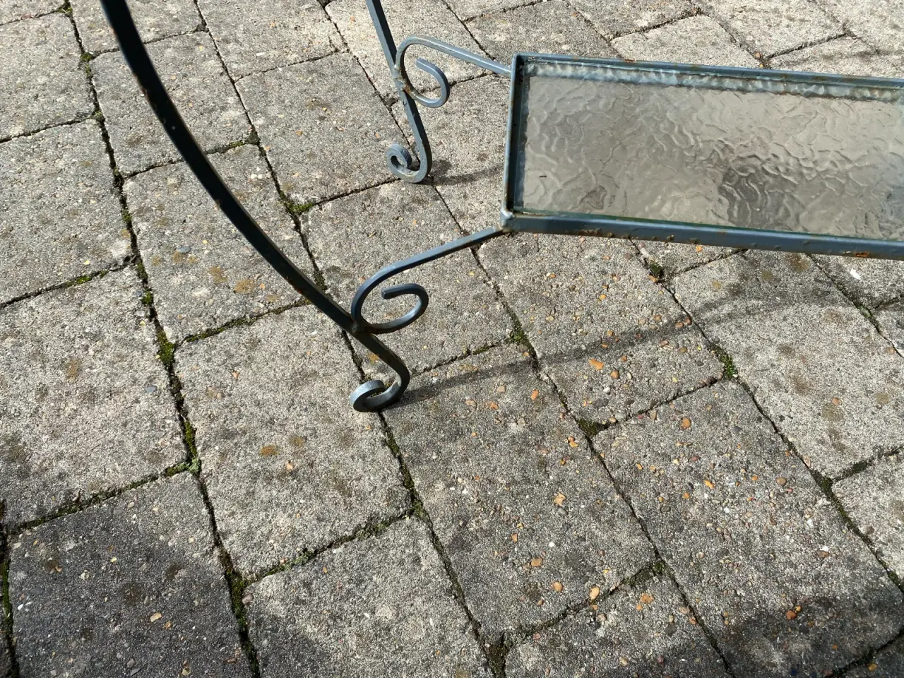 Billede 5 - Lille rustik glasbord med metalstel til haven elle