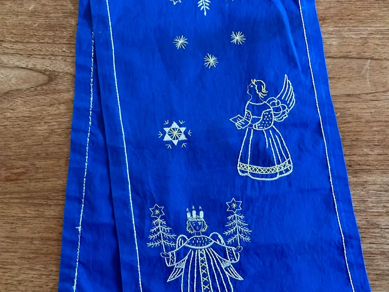 Billede 4 - Håndbroderet bordløber, blå m engle, 93 x 25 cm