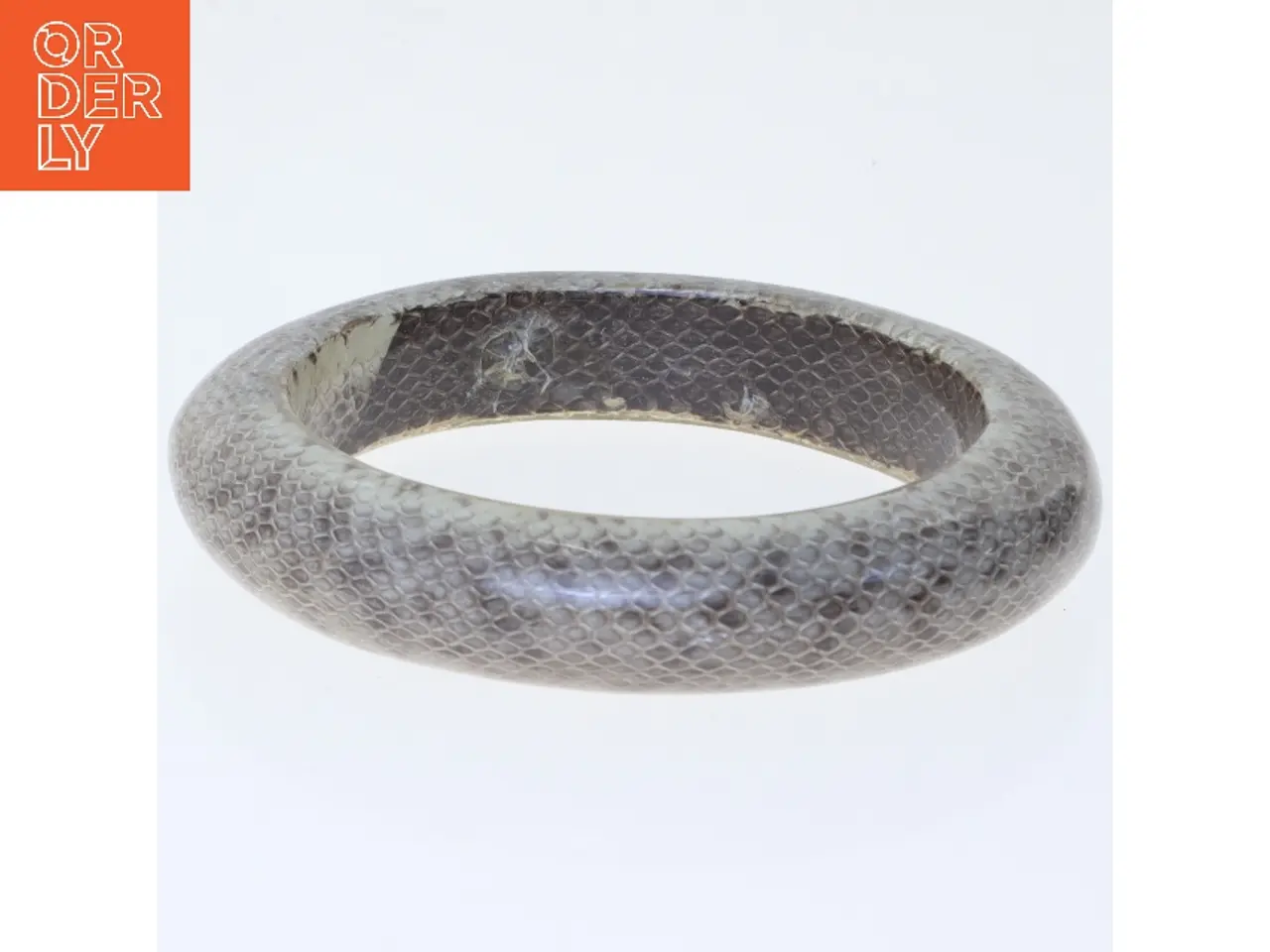 Billede 2 - Grå rund armring med slangeskindsstruktur (str. 9 cm)