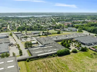 Stort kombineret lager- og kontorlejemål i Vejle med 6 m loft og nem adgang til E45