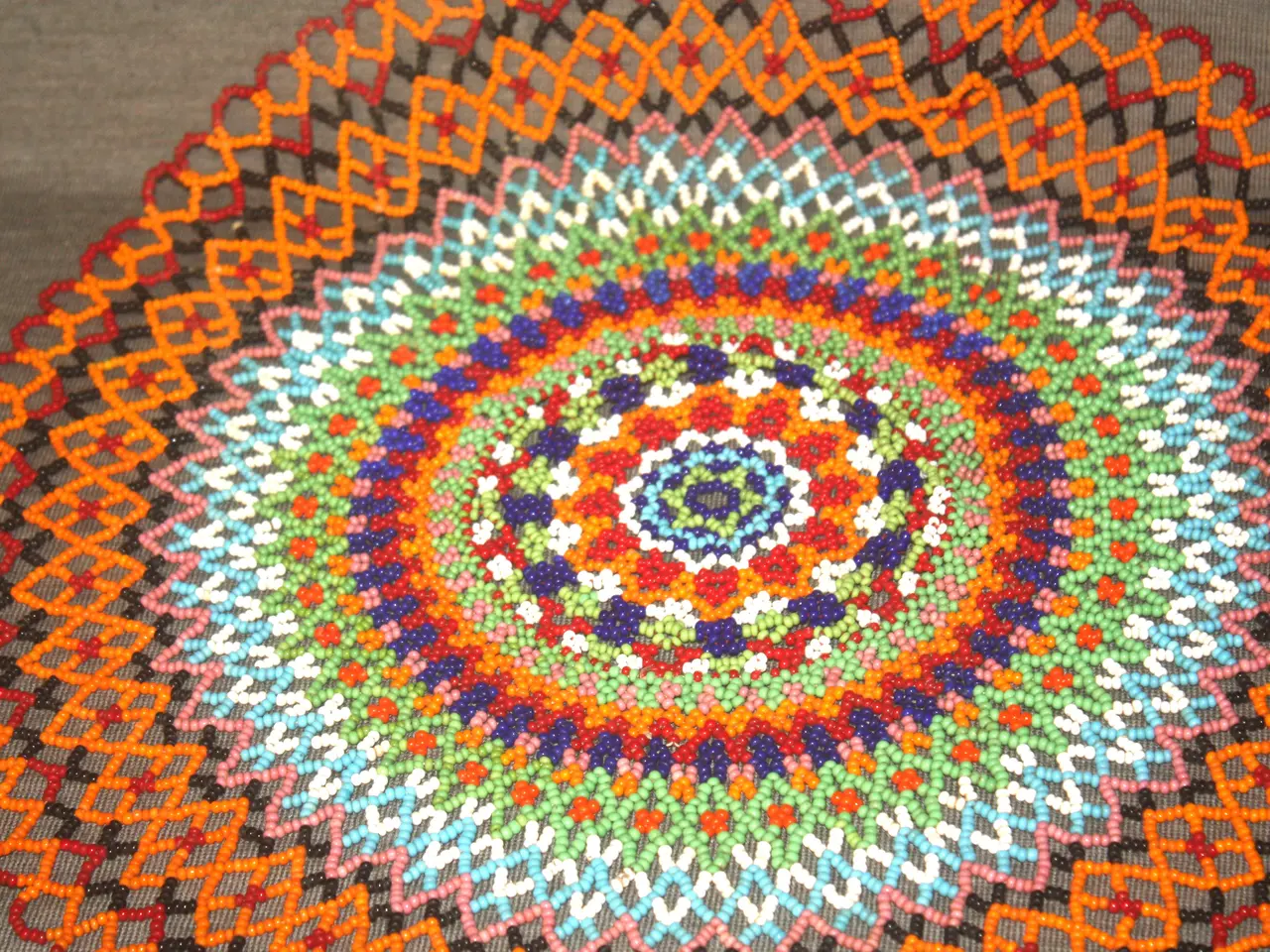 Billede 2 - Perlebroderi perlesyning assiet retro Diameter 36
