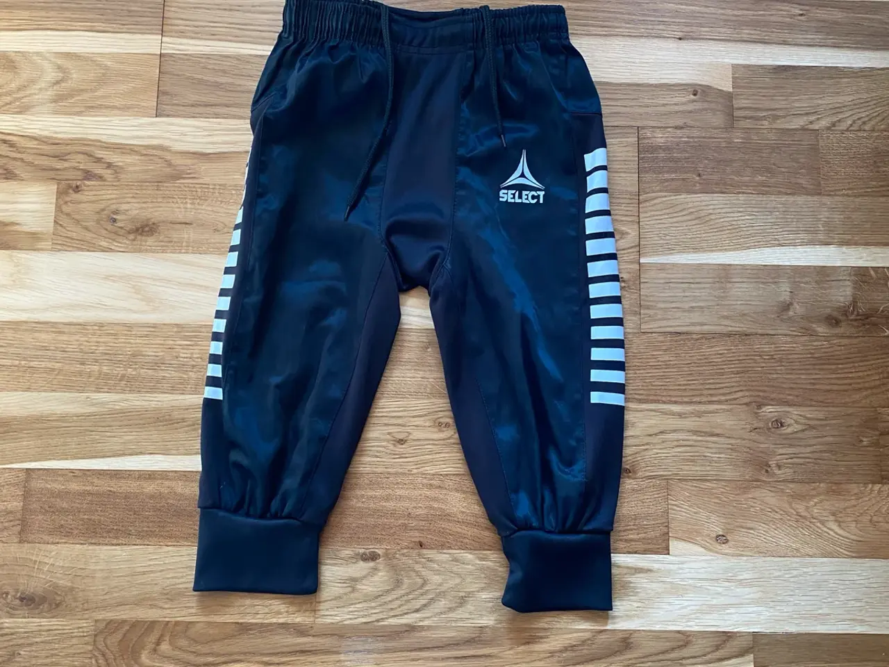 Billede 9 - T shirt fra Hummel str. 128