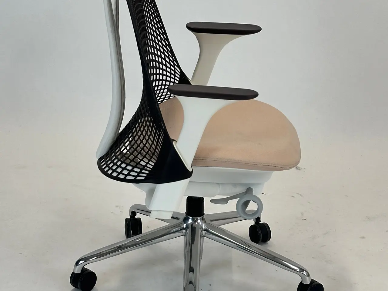 Billede 6 - Herman Miller SAYL Kontorstol – Lyserød/Brun/Krom Stel