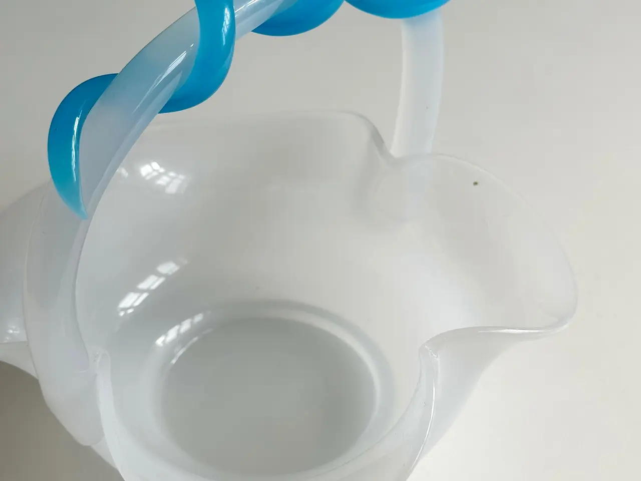 Billede 5 - Glasskål m hank, opalineglas