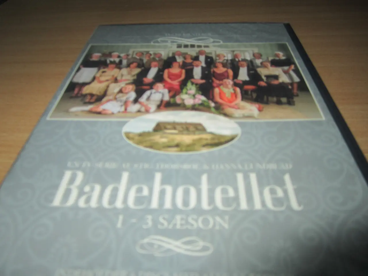 Billede 1 - BADEHOTELLET. BYD. 1-3 Sæson.