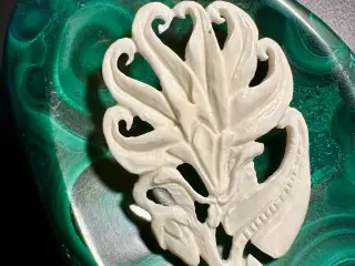 Vintage broche håndskåret af elfenben/perlemor