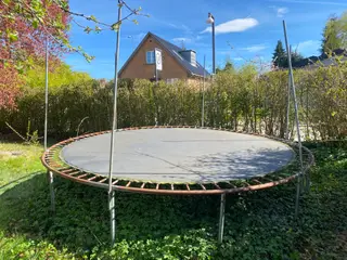 Gratis havetrampolin, diameter ca. 4,5 m.