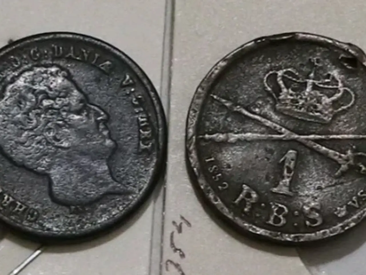 Billede 3 - 2 danske mønter – 1 Rigsbank Skilling, 1842, 1852