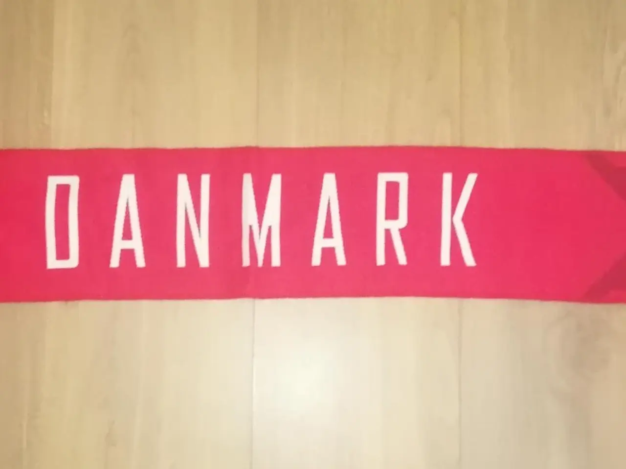Billede 2 - NYT DANMARK HALSTØRKLÆDE, HUMMEL, 150 CM