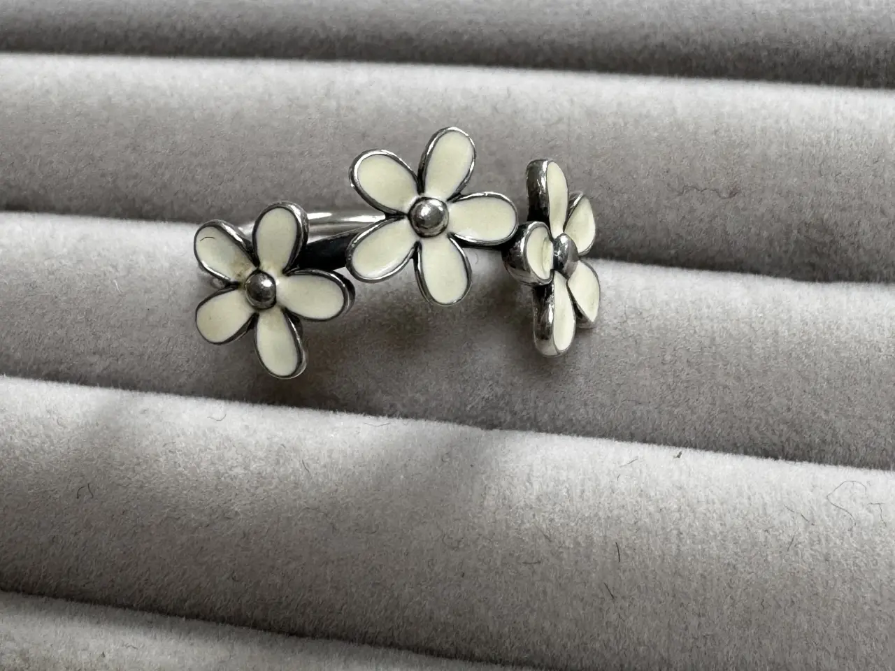 Billede 1 - Udgået Pandora “Darling Daisies” ring / str.52