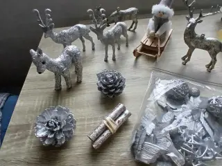 Forskelligt julepynt sælges samlet.