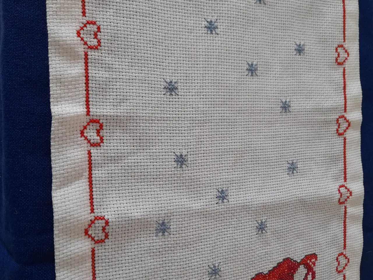 Billede 3 - Smuk broderet juleløber med nisse & kat.