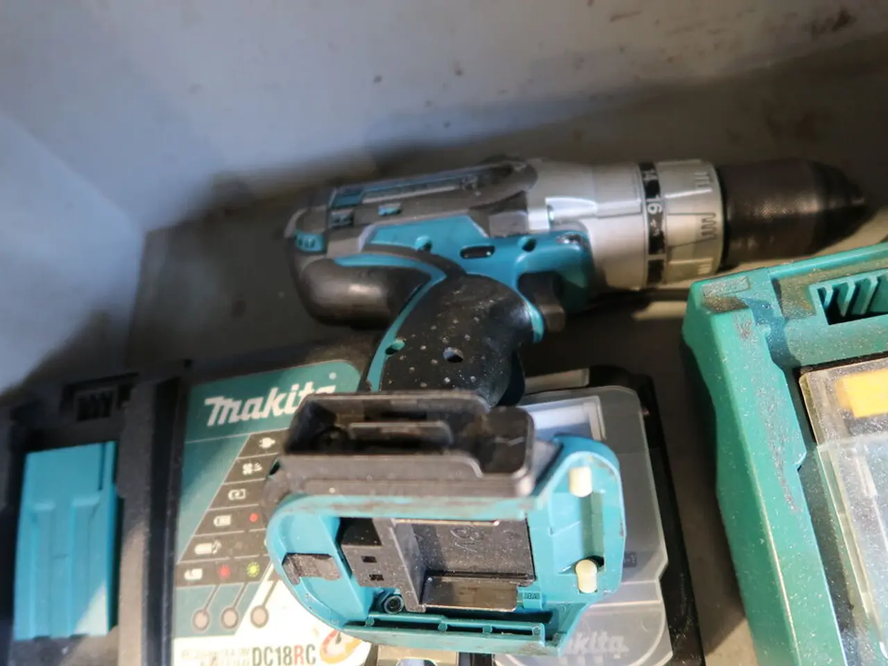 Billede 3 - Akku bore/skruemaskine MAKITA med batteri og 2 stk. ladere