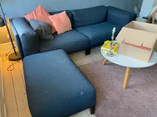 Blå uldstof sofa, med lidt pletter fra festen