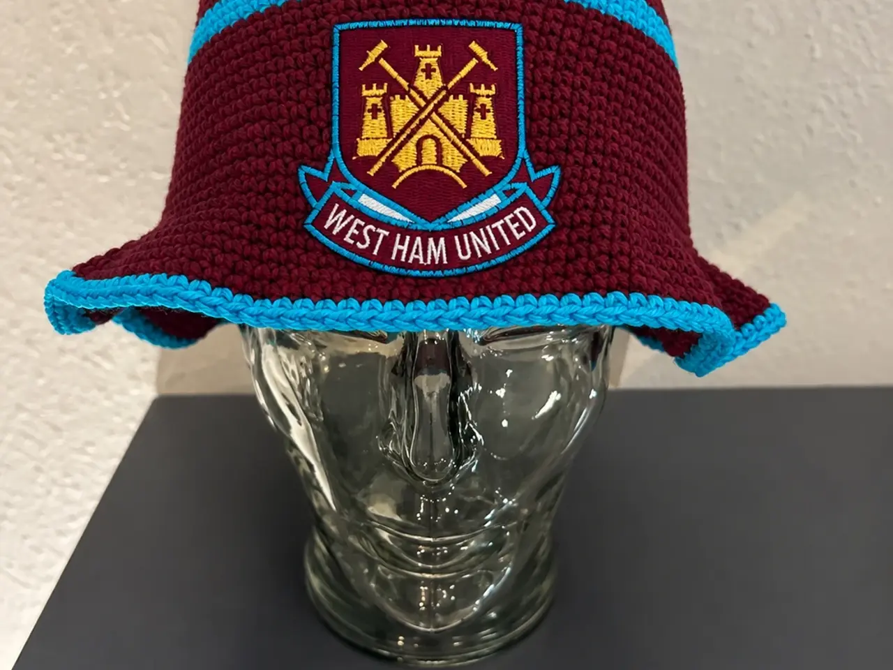 Billede 1 - Hæklet WEST HAM bøllehat