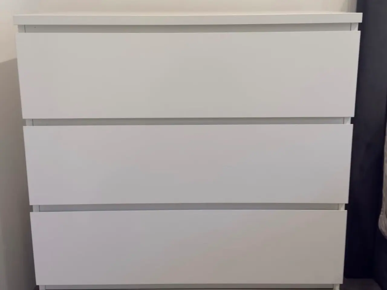 Billede 1 - Hvid kommode med 4 skuffer