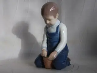 Porcelænsfigur, "Dreng med spand" fra B&G