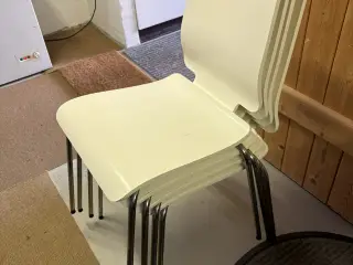 4 stole i hvidt træ. (stabelbare)